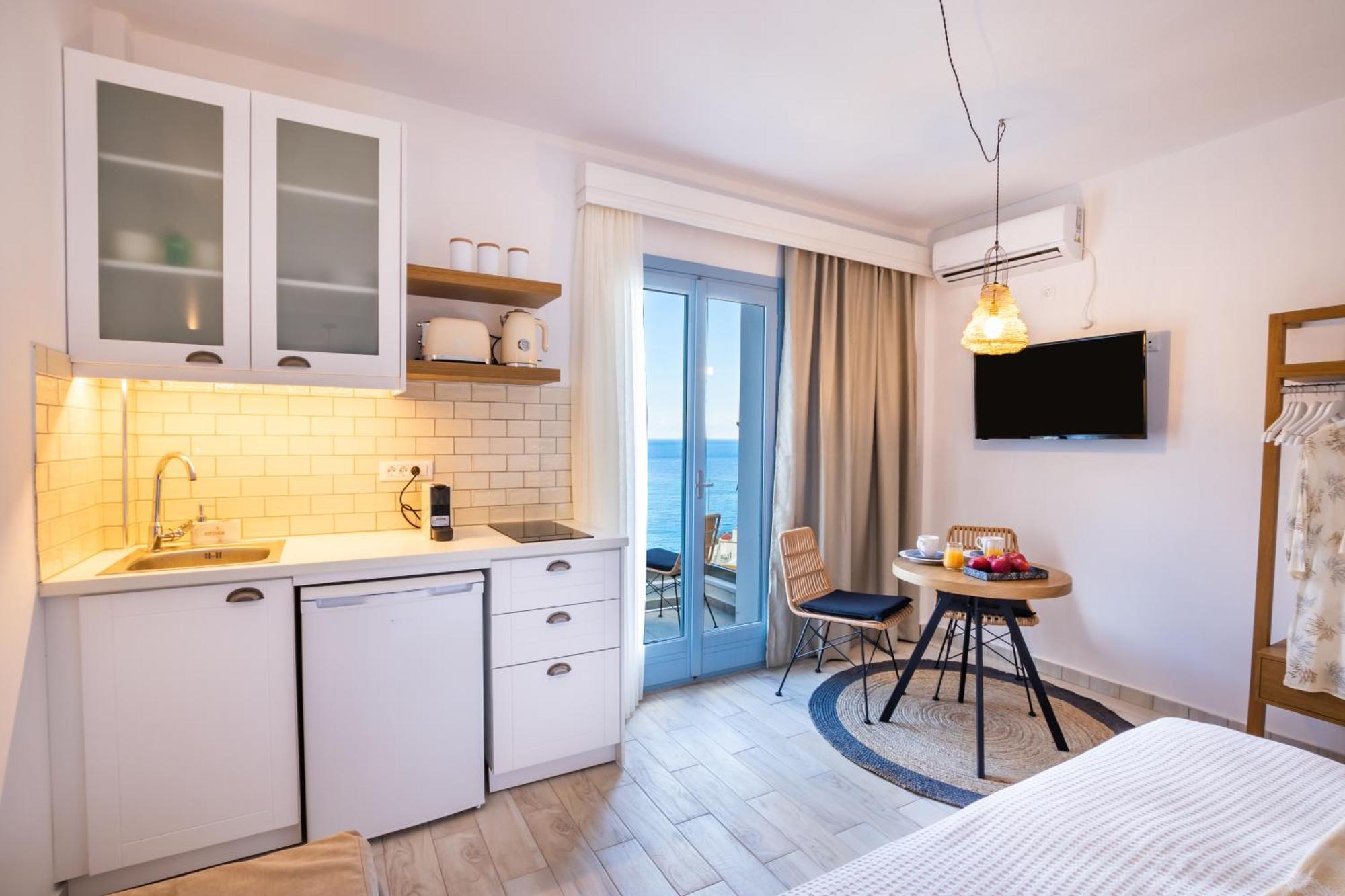 Yploui Suites 卡尔帕索斯 外观 照片
